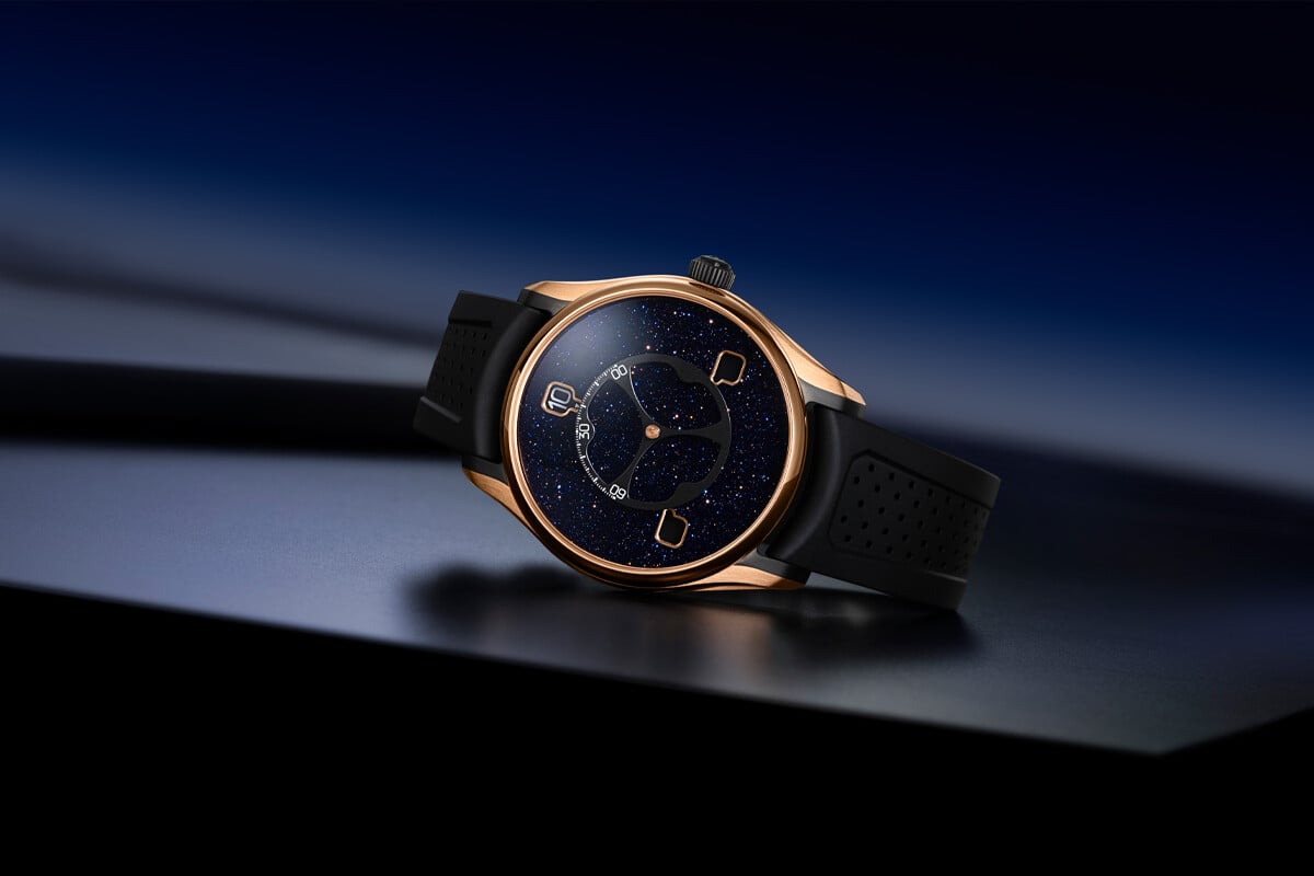 Relógio com caixa em ouro rosa e mostrador azul-escuro estrelado.
