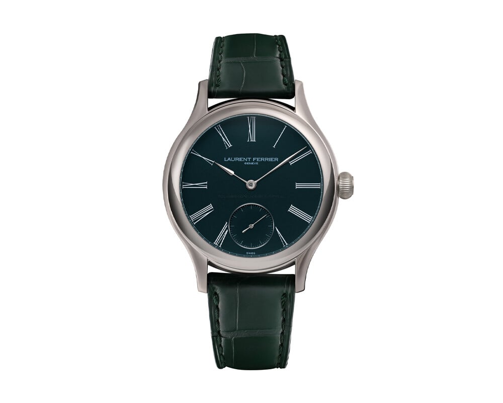 Relógio Laurent Ferrier Classic Tourbillon Série Atelier VII com mostrador verde-azulado, algarismos romanos brancos e correia em pele verde.