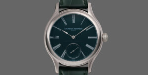 Relógio Laurent Ferrier Classic Tourbillon Série Atelier VII com mostrador verde-azulado, algarismos romanos brancos e correia em pele verde.