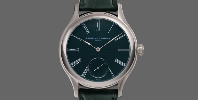 Relógio Laurent Ferrier Classic Tourbillon Série Atelier VII com mostrador verde-azulado, algarismos romanos brancos e correia em pele verde.