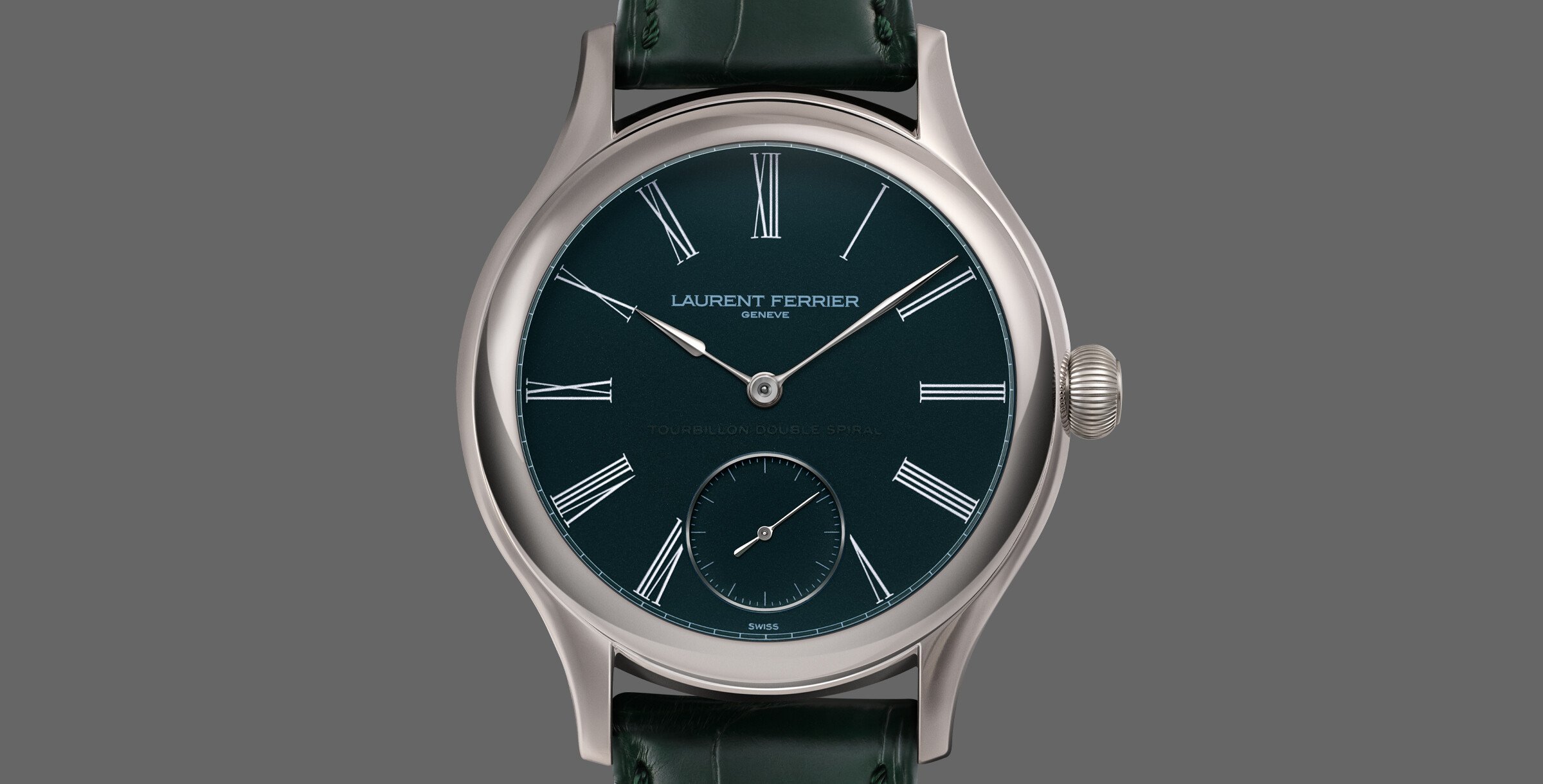 Relógio Laurent Ferrier Classic Tourbillon Série Atelier VII com mostrador verde-azulado, algarismos romanos brancos e correia em pele verde.