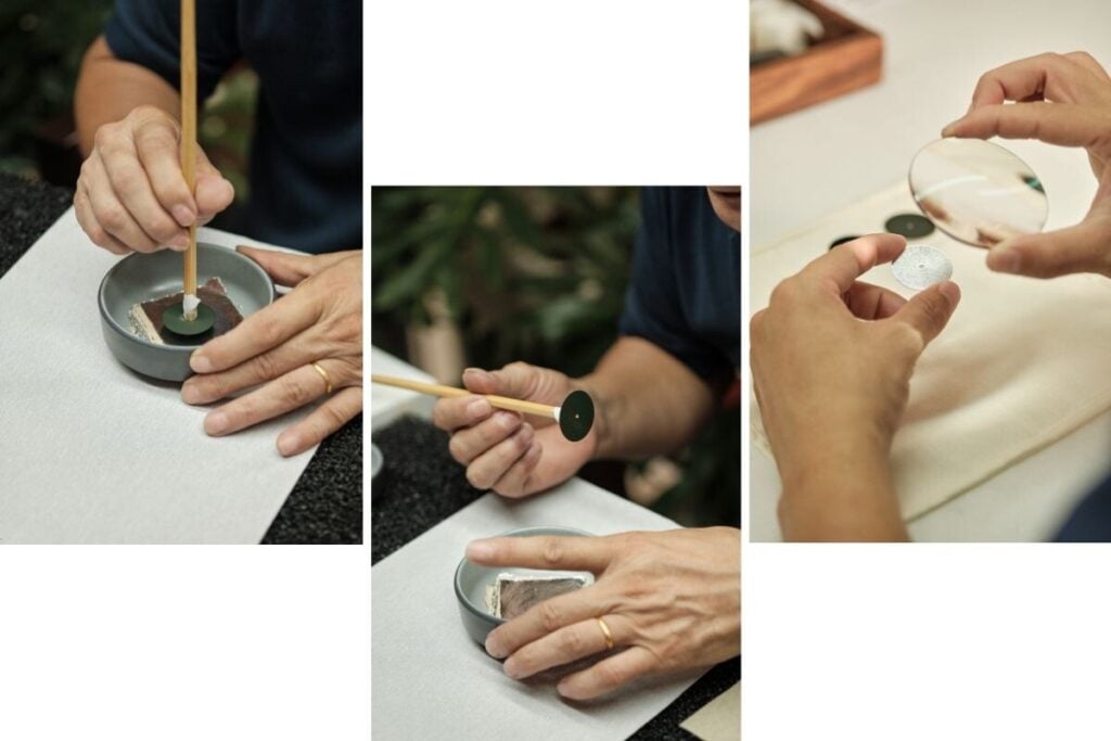 Artesão a trabalhar manualmente no mostrador de um relógio Awake durante o processo de relojoaria.