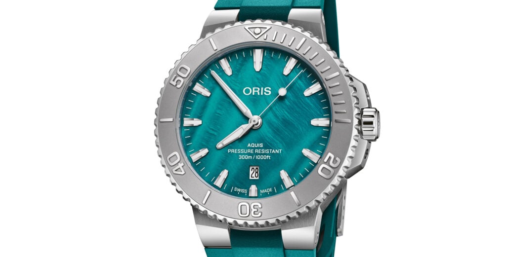 Relógio de mergulho Oris Aquis, com mostrador verde-água madrepérola, luneta prateada e bracelete em borracha verde com a inscrição ORIS.