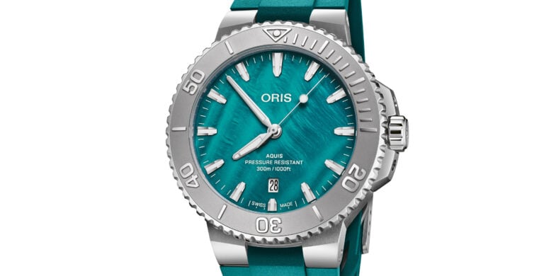 Relógio de mergulho Oris Aquis, com mostrador verde-água madrepérola, luneta prateada e bracelete em borracha verde com a inscrição ORIS.