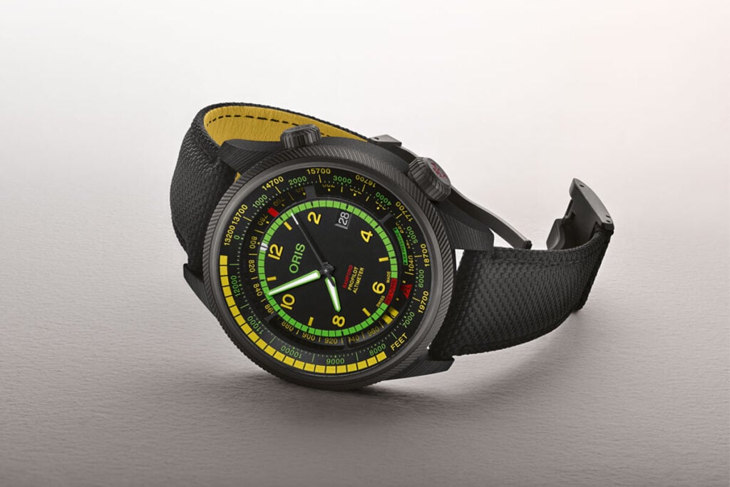 O relógio Oris X BWD Limited Edition deitado sobre fundo cinzento  Oris x Bamford Watch Department Mission Control Limited Edition