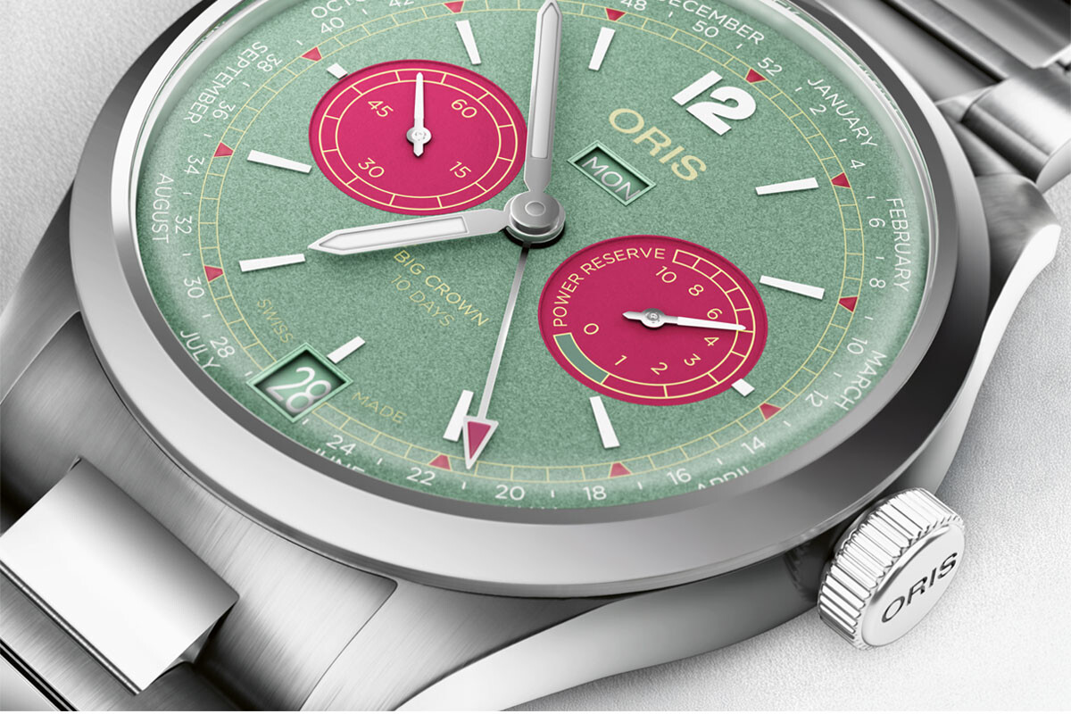 Detalhe do mostrador verde com submostradores cor de rosa do Relógio Oris Big Crown Calibre 113