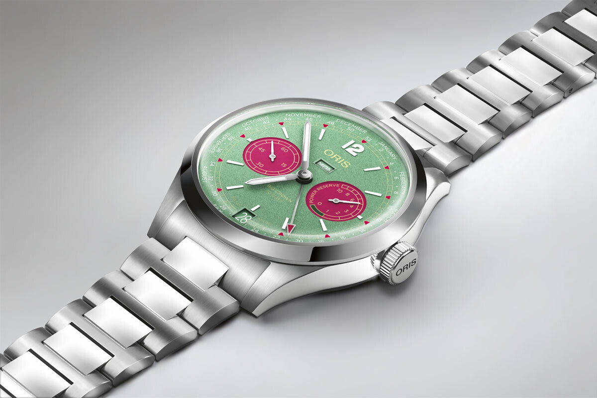 Novidades Oris no Genva Watch Days: Relógio Oris Big Crown Calibre 113 - deitado sob fundo cinzento, com mostrador verde e submostradores cor de rosa.