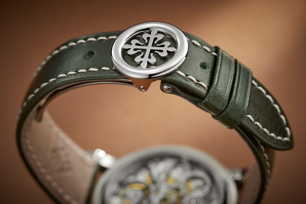 Correia verde e detalhe do fecho do relógio Patek-Philippe Ref.5204G-001