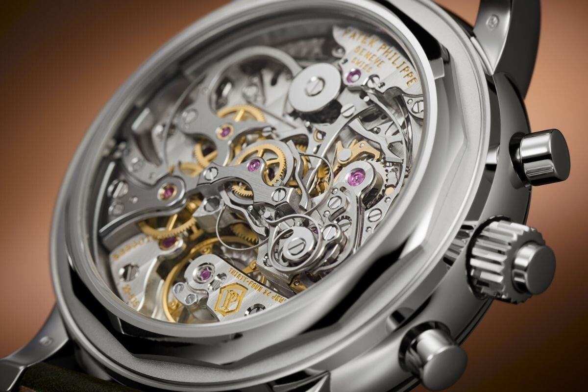 Patek-Philippe Ref. 5204G-001: close up do fundo que destaca o movimento