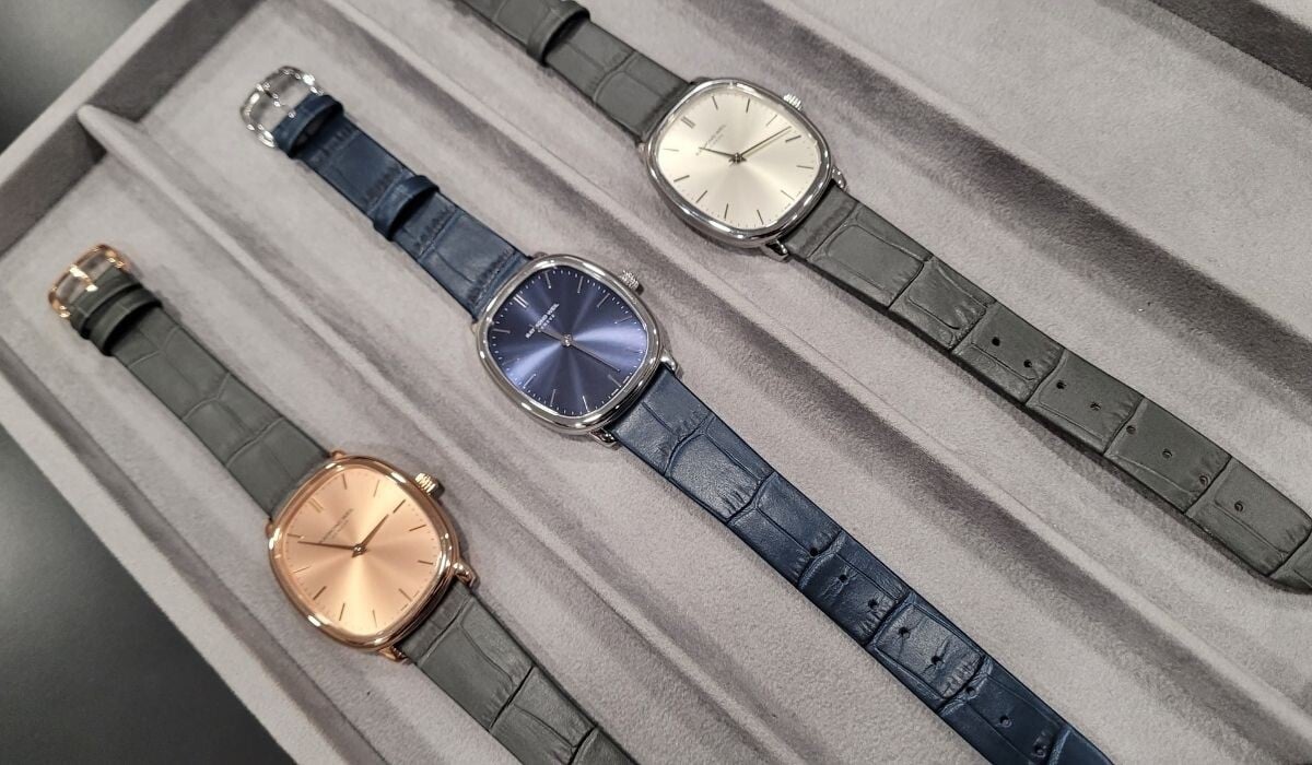 relógios Toccata Heritage da Raymond Weil num tabuleiro, dourado, prateado, azul e dourado