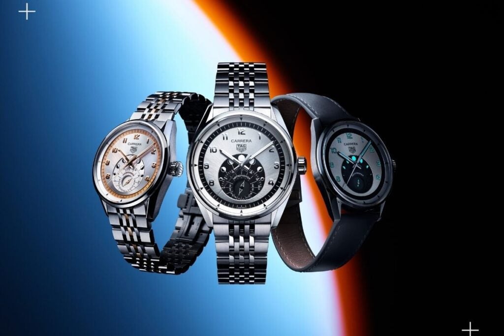 Três modelos TAG Heuer Carrera Astronomer com diferentes mostradores e pulseiras, apresentados sobre fundo que remete ao espaço.