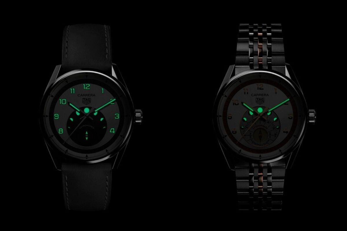 Dois relógios TAG Heuer Carrera Astronomer vistos de frente e em ambiente escurecido com luminescência em destaque