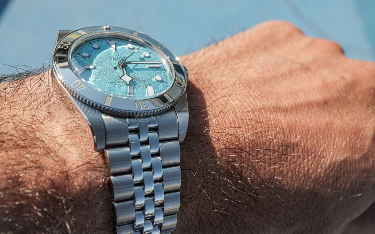 O relógio Tudor Black Bay 54 Blue Lagoon num pulso masculino