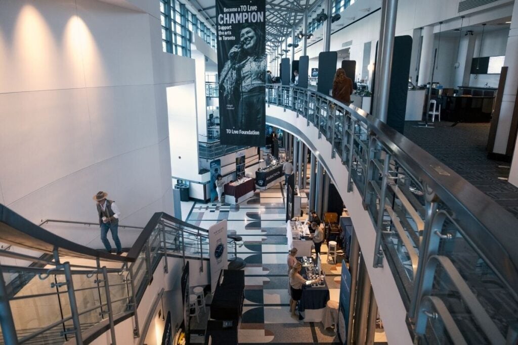 Um dos halls do centro de convenções que albergou o Toronto Timepiece Show com pessoas e expositores Canadá