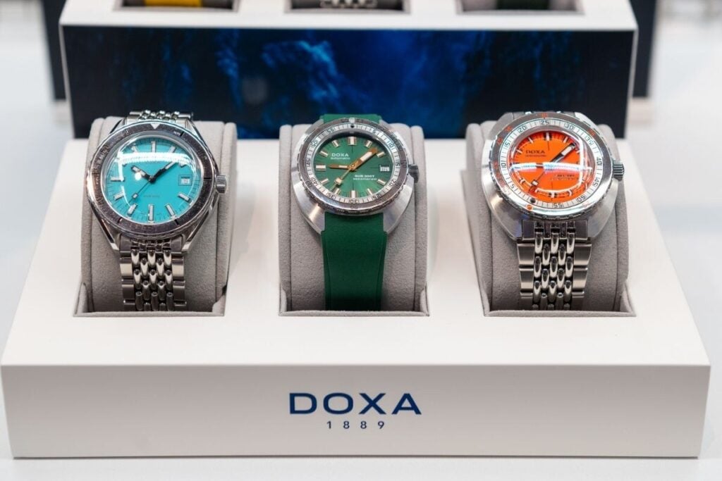relógios turquesa, verde e laranja no stand da Doxa no After Time by Milano Watch Week