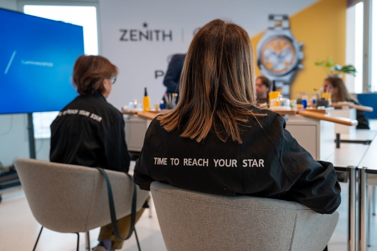 pessoas com busões time to reach your star na clínica da Zenith Watches no After Time by Milano Watch Week