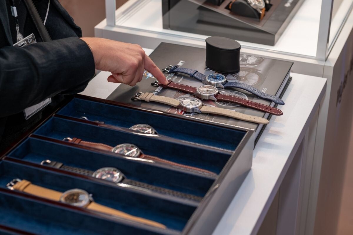 pessoas a ver relógios no After Time by Milano Watch Week