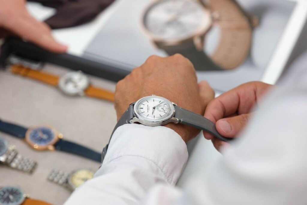 pessoas a ver relógios no stand da Raymond Weil no After Time by Milano Watch Week