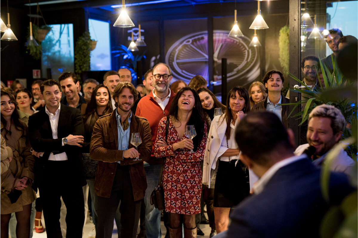 pessoas a tirar selfies no andar superior do Terrazza Martini com vista para a praça do Duomo | Foto: After Time by Milano Watch Week