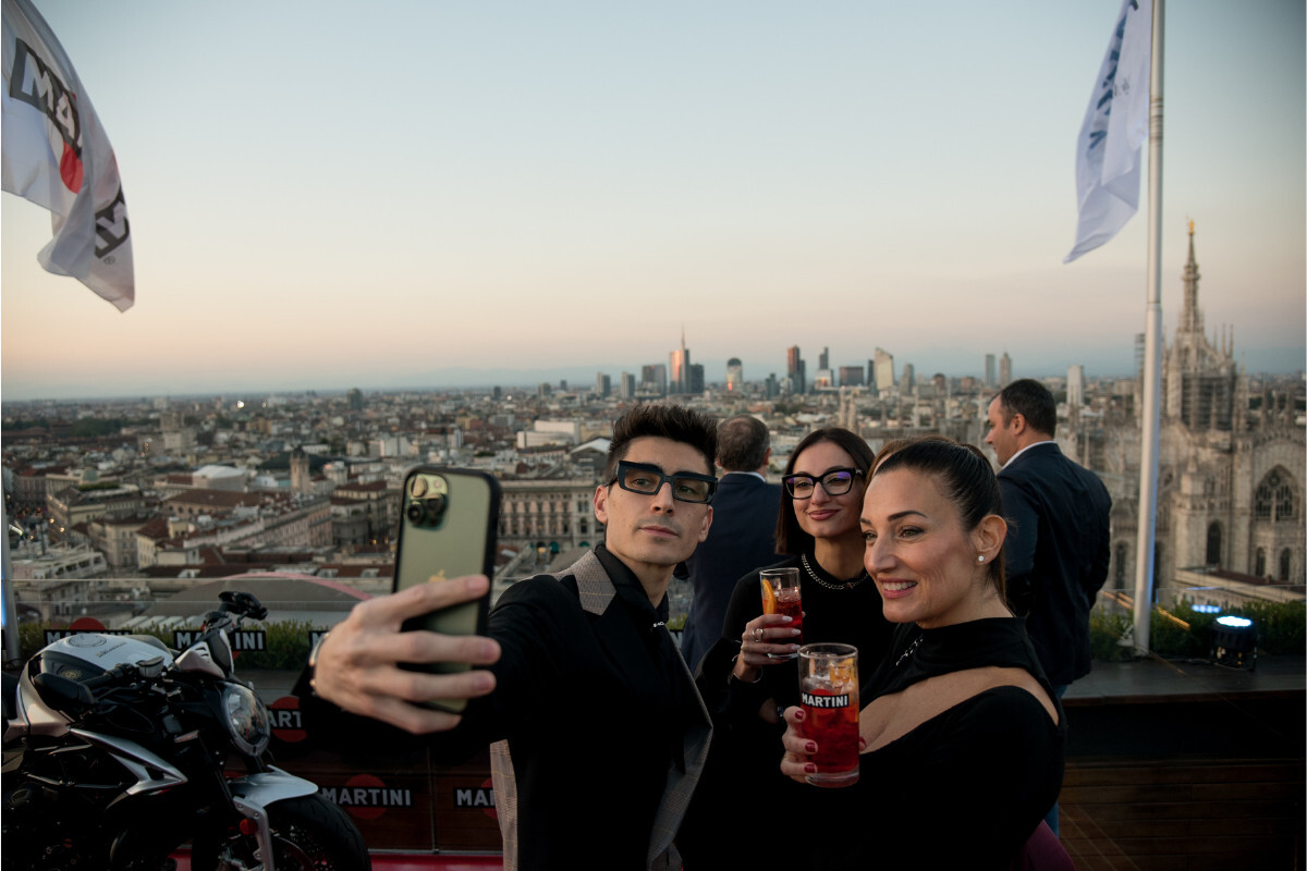 pessoas a tirar selfies no andar superior do Terrazza Martini com vista para a praça do Duomo | Foto: After Time by Milano Watch Week