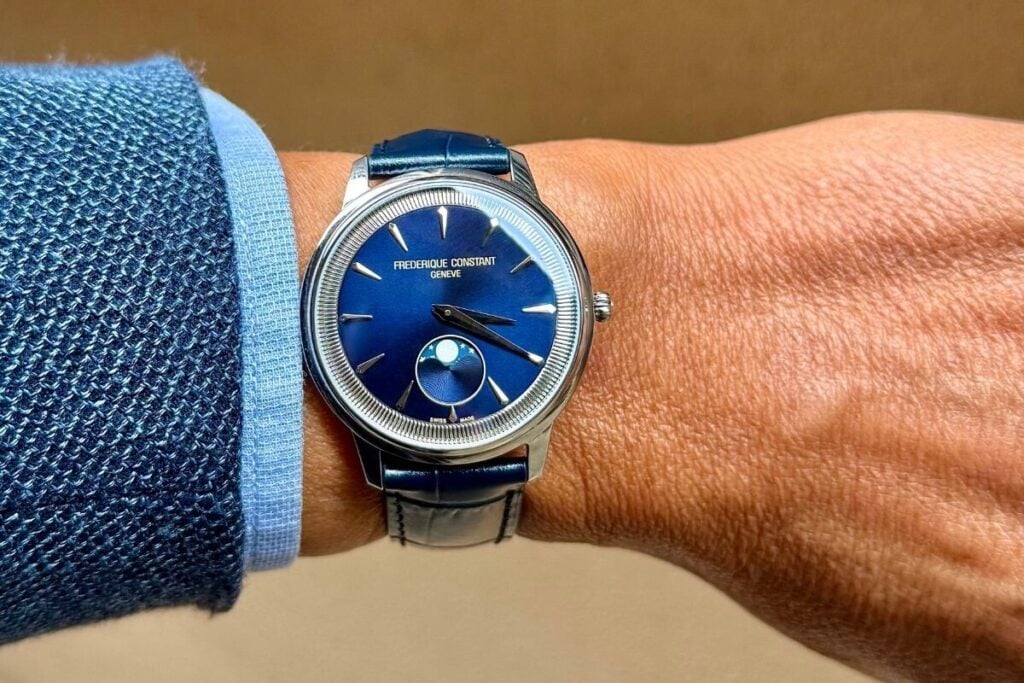 no pulso, um rel&oacute;gio Moneta da Frederique Constant com mostrador azul e correia azul no After Time by Milano Watch Week | Foto: Miguel Seabra/Espiral do Tempo