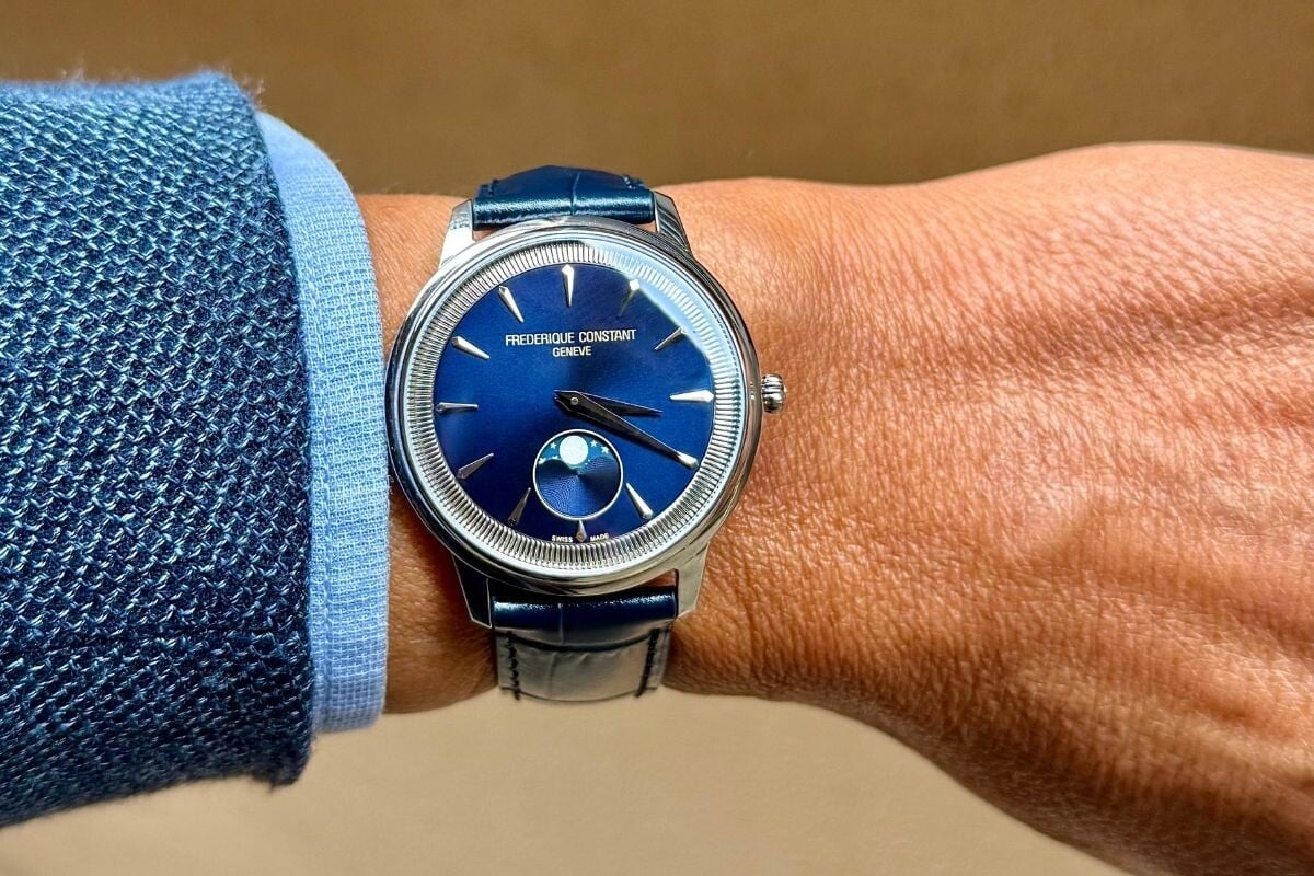 no pulso, um relógio Moneta da Frederique Constant com mostrador azul e correia azul no After Time by Milano Watch Week | Foto: Miguel Seabra/Espiral do Tempo