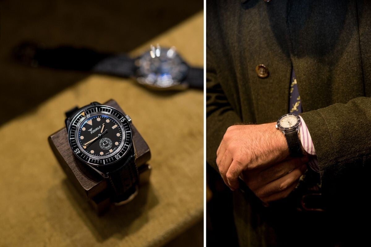 relógio preto em expositor e relógio branco da marca Squale no pulso de Alessandro Squarzi | Foto: After Time by Milano Watch Week