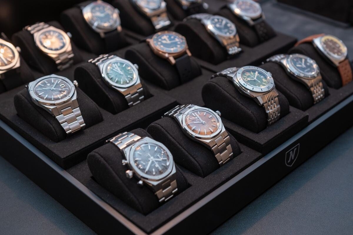 relógios da marca Nivada Grenchen em expositor com pessoas a ver | Foto: After Time by Milano Watch Week