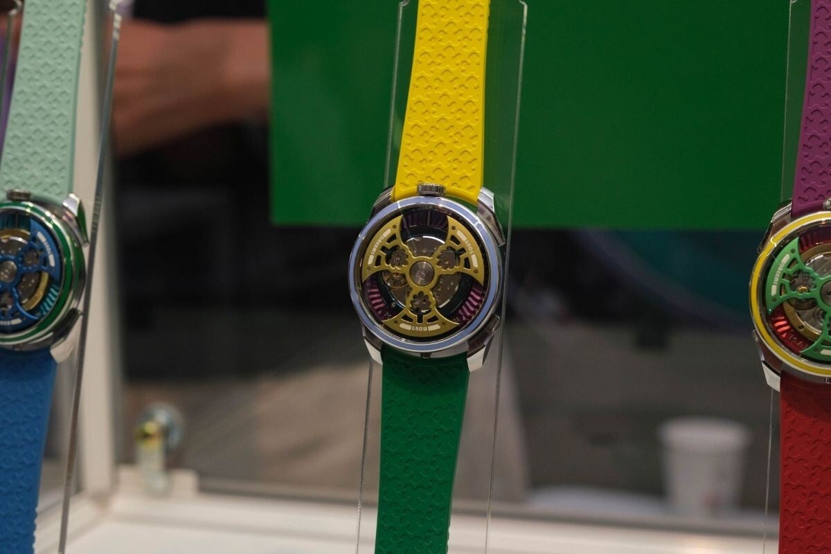 relógios coloridos MAD1S da marca MAD Editions em expositor com pessoas a ver | Foto: After Time by Milano Watch Week