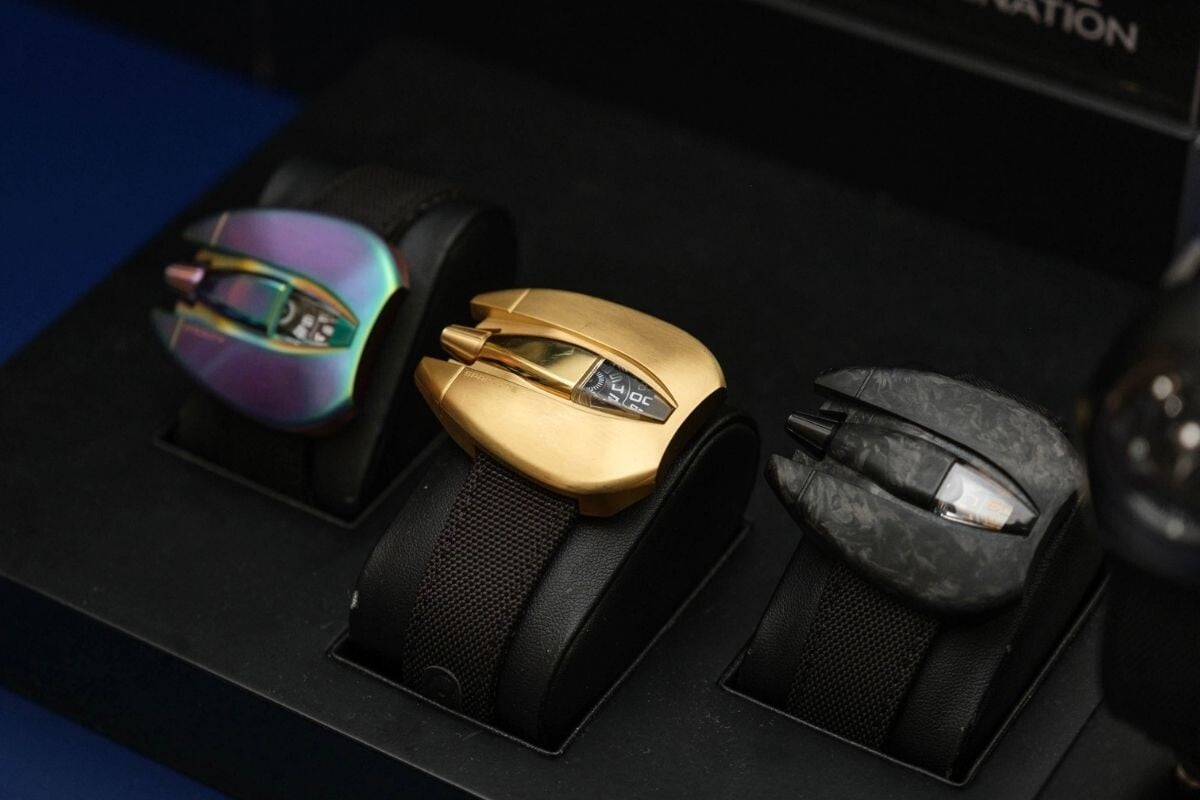 relógios Jumping Hour da marca SpaceOne em expositor | Foto: After Time by Milano Watch Week