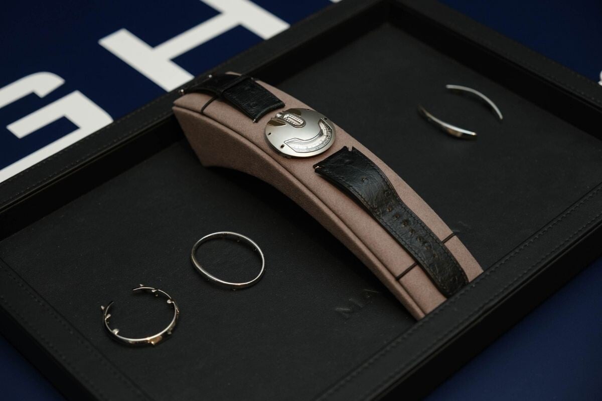 relógio metálico com correia preta em expositor da marca Magham com bracelete metálica | Foto: After Time by Milano Watch Week