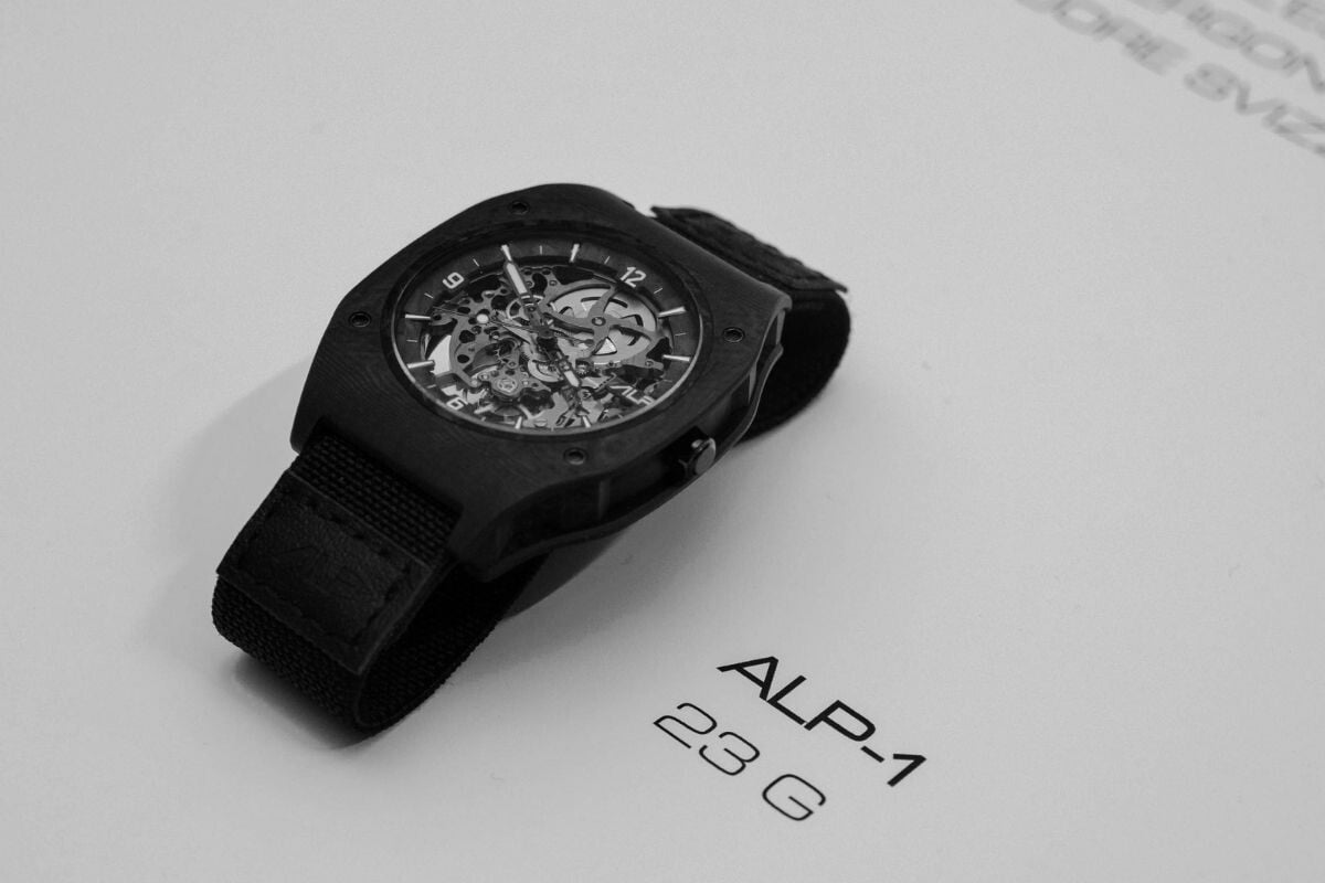 relógio preto ultraleve esqueletizado da marca Alp em expositor no After Time by Milano Watch Week