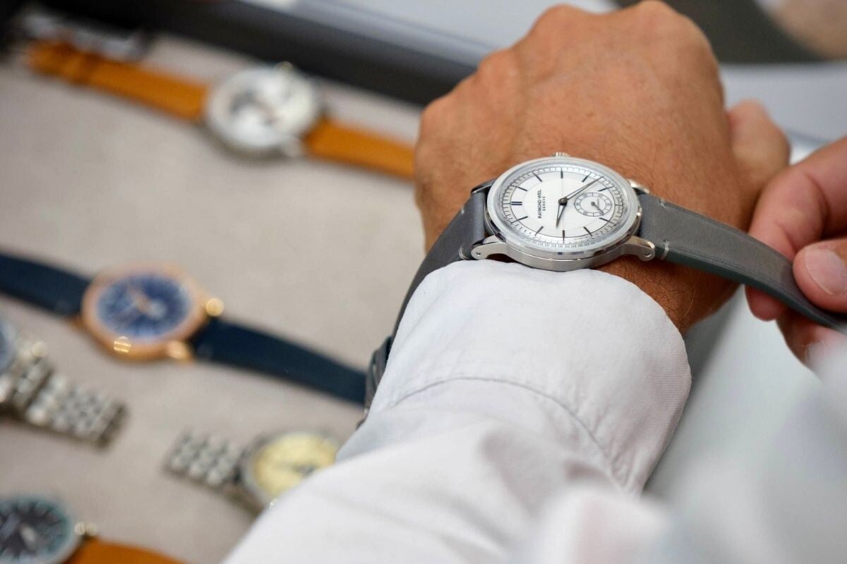 relógio Millesime Small Seconds de mostrador branco no pulso da marca Raymond Weil com correia de pele | Foto: After Time by Milano Watch Week