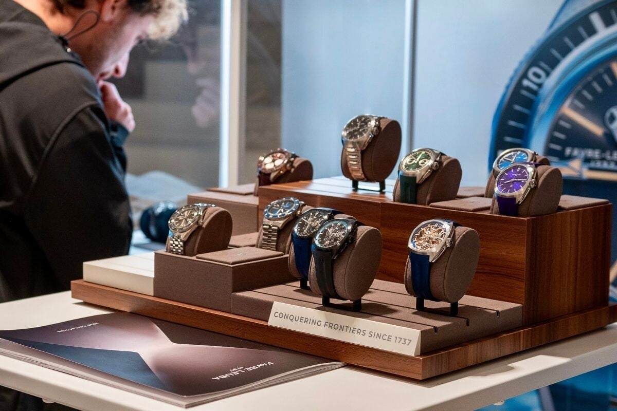 relógios da marca Favre Leuba em expositor com pessoas a ver | Foto: After Time by Milano Watch Week