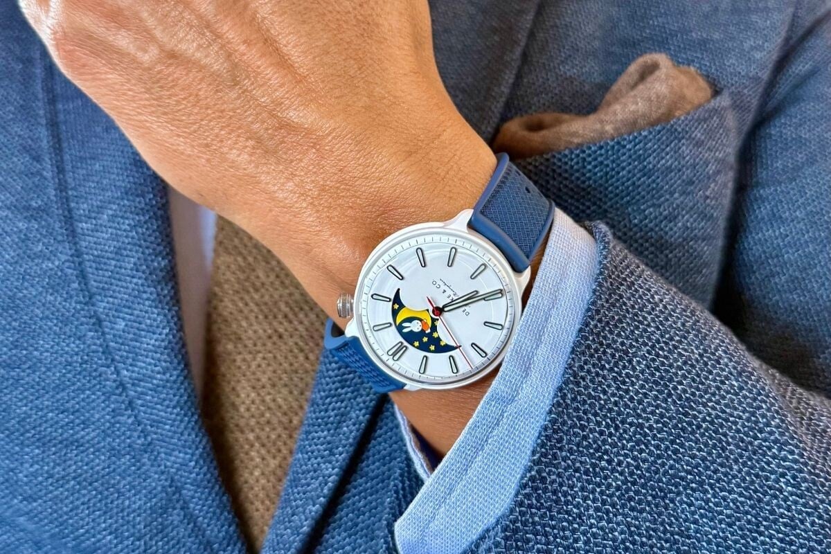 no pulso, um relógio branco em cerâmica com correia/bracelete azul de borracha da marca De Rijke & Co no After Time by Milano Watch Week | Foto: Miguel Seabra/Espiral do Tempo