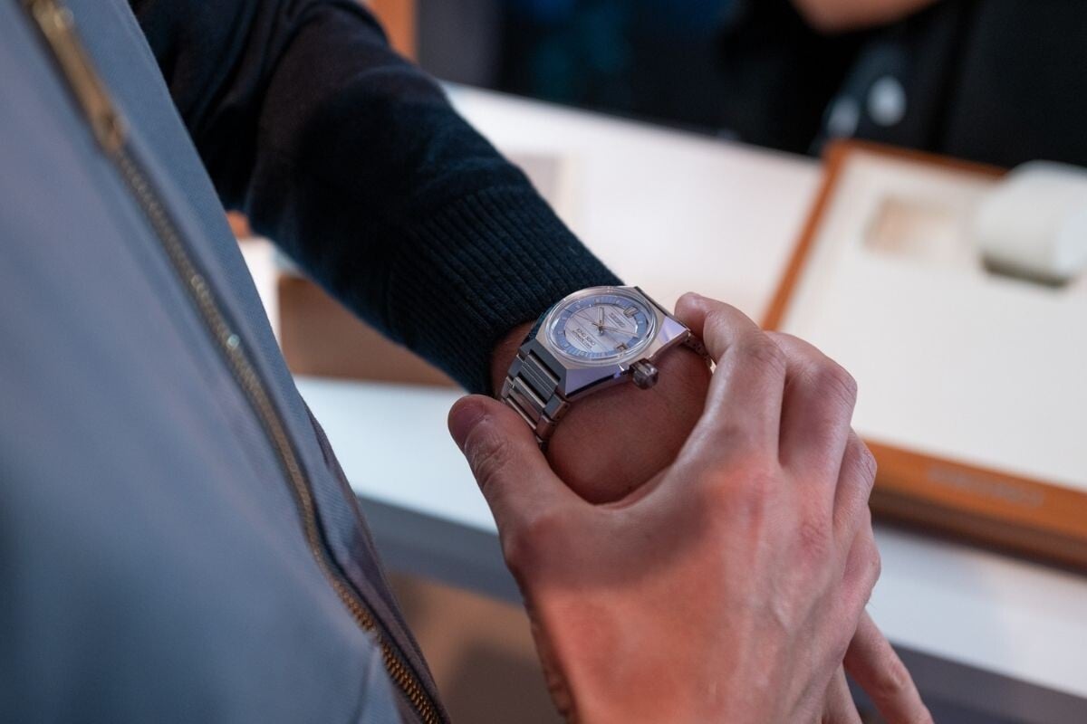 relógio no pulso King Seiko da marca Seiko com bracelete metálica | Foto: After Time by Milano Watch Week