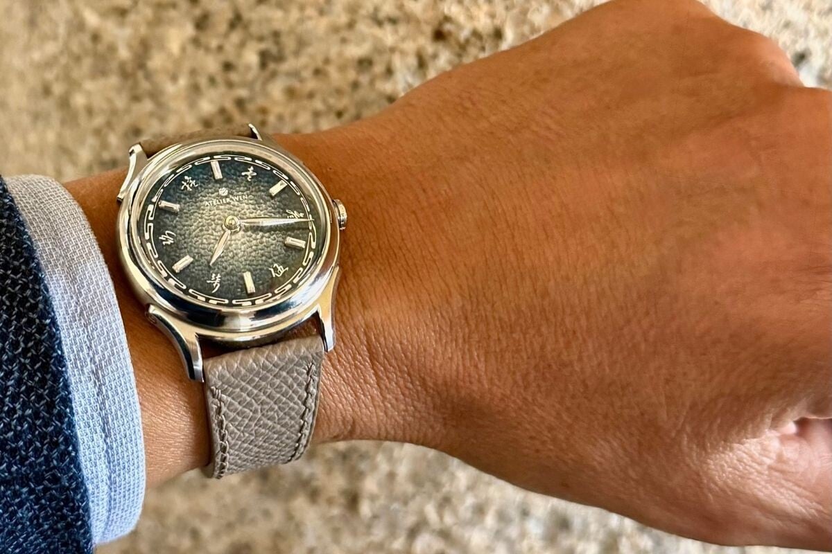 no pulso, um relógio de aço com correia de pele Ancestra Jiao da marca Atelier Wen de mostrador esmaltado e martelado no After Time by Milano Watch Week | Foto: Miguel Seabra/Espiral do Tempo