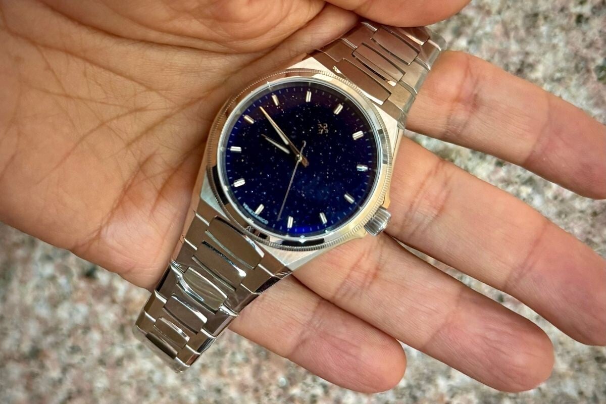 relógio Arsenale em aço com bracelete metálica e mostrador azul aventurine na mão da marca Venezianico no After Time by Milano Watch Week | Foto: Miguel Seabra/Espiral do Tempo