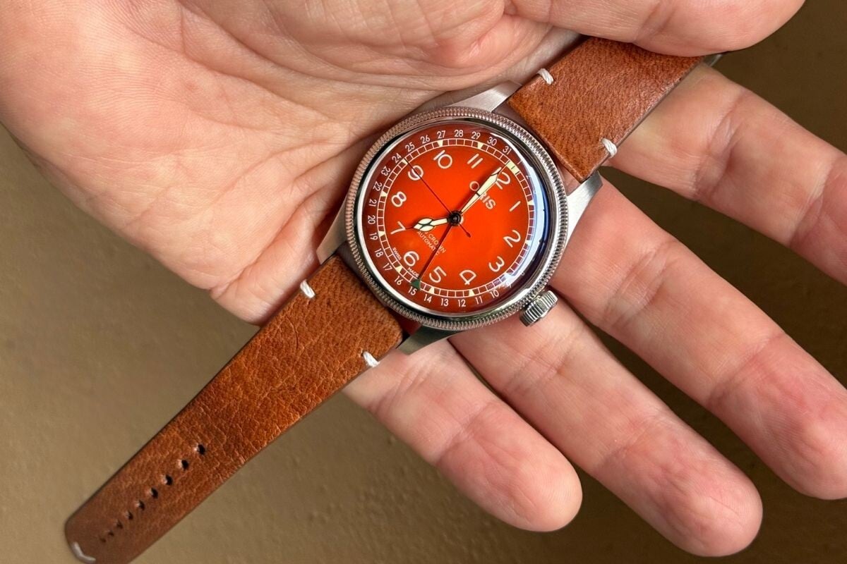 relógio Pointer date Big Crown Cervo Volante vermelho laranja da marca Oris na mão no After Time by Milano Watch Week | Foto: Miguel Seabra/Espiral do Tempo