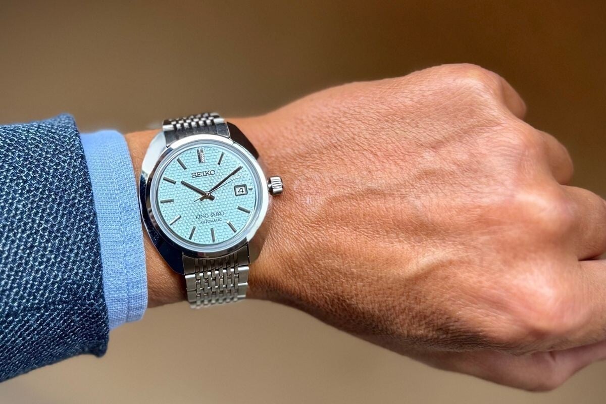 no pulso, um relógio King Seiko da Seiko com mostrador azul claro e bracelete de aço no After Time by Milano Watch Week | Foto: Miguel Seabra/Espiral do Tempo