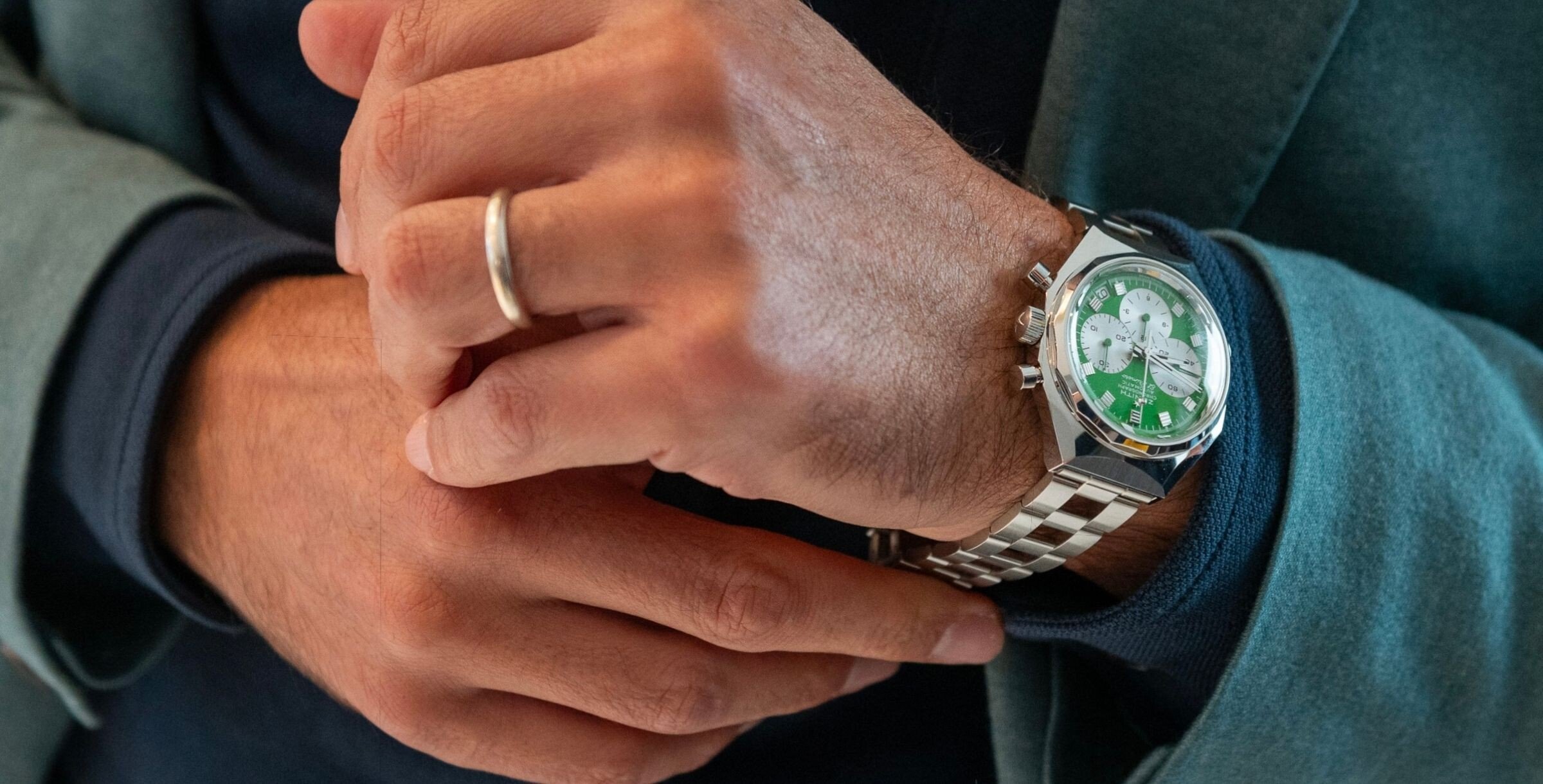 relógio verde no pulso da marca Zenith com bracelete metálica | Foto: After Time by Milano Watch Week