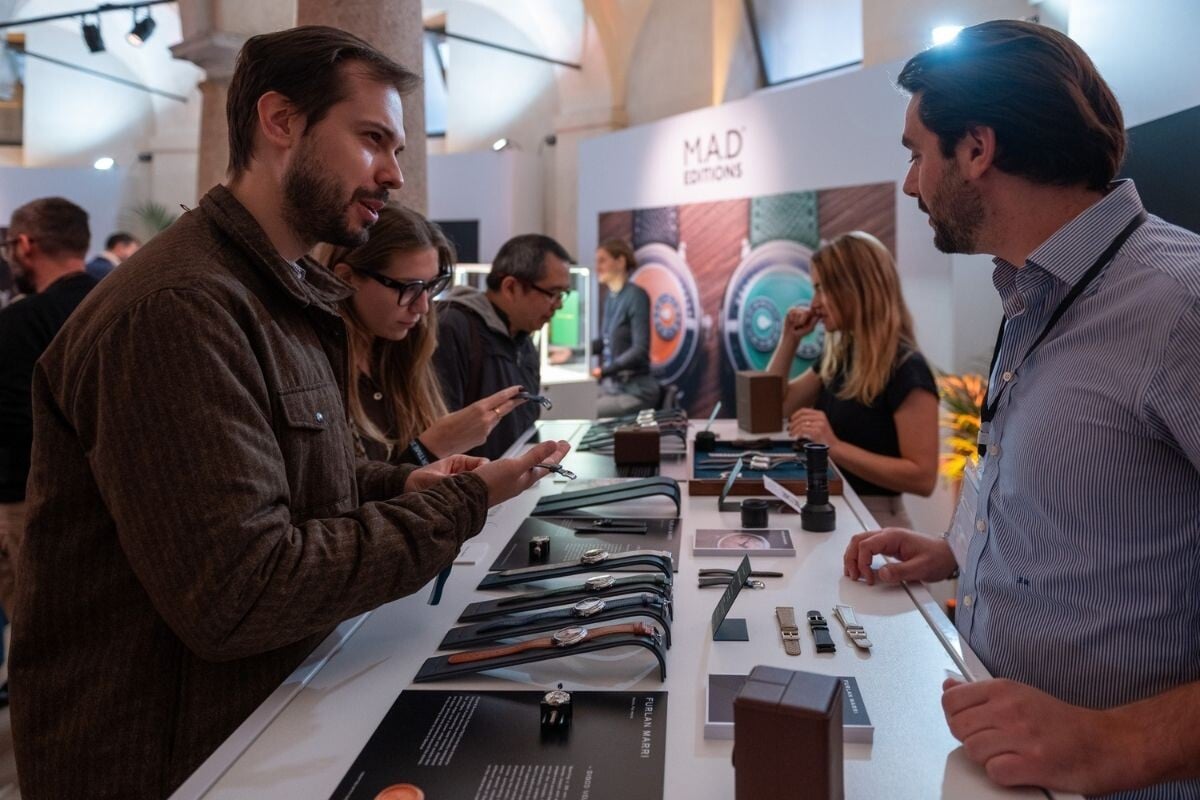 pessoas a ver relógios no stand da Furlan Marri e da MAD Editions no After Time by Milano Watch Week