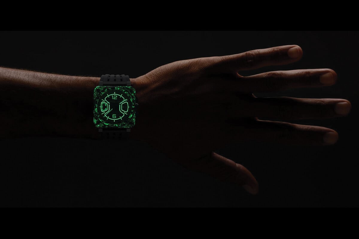 Relógio Bell & Ross BR-X3 Night Vision com mostrador preto e detalhes luminosos em verde, caixa quadrada de carbono e bracelete em borracha preta.