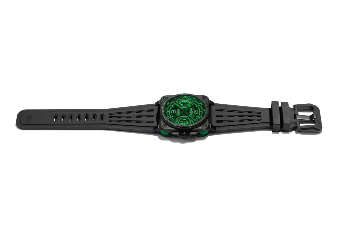 Relógio Bell & Ross BR-X3 Night Vision com mostrador preto e detalhes luminosos em verde, caixa quadrada de carbono e bracelete em borracha preta.
