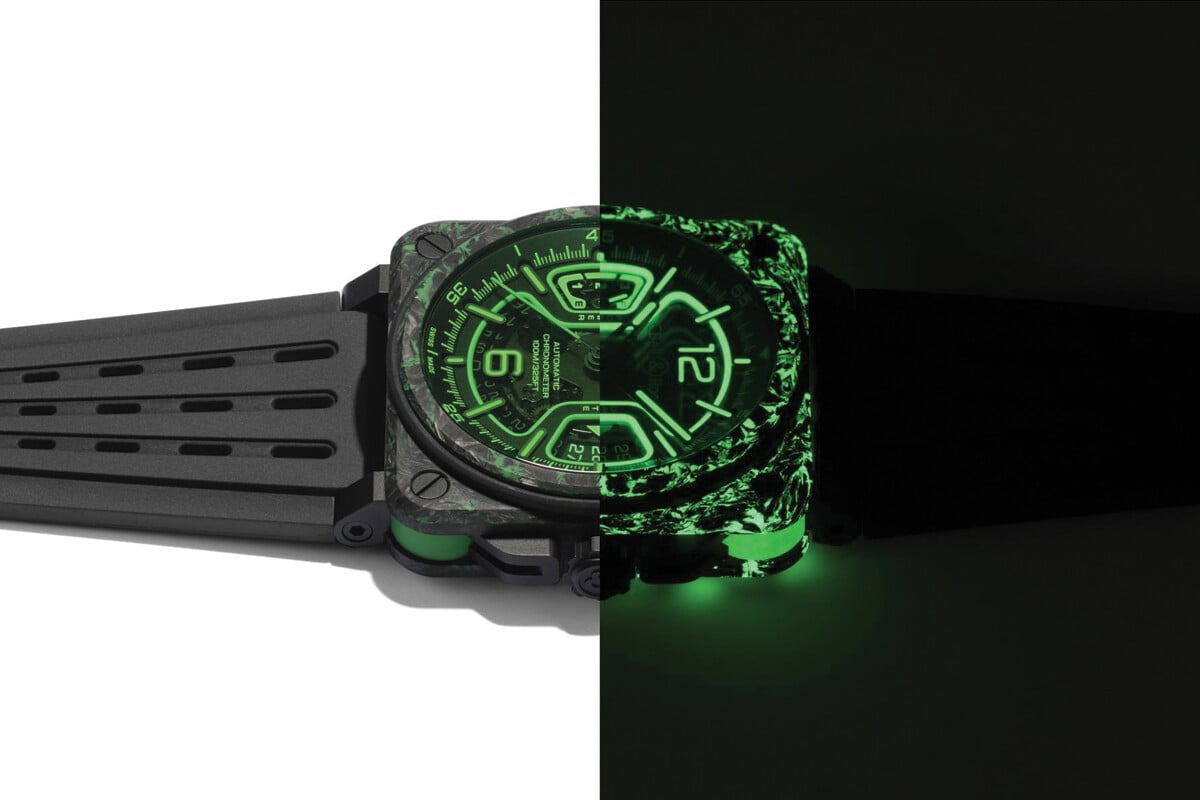 Relógio Bell & Ross BR-X3 Night Vision com mostrador preto e detalhes luminosos em verde, caixa quadrada de carbono e bracelete em borracha preta.