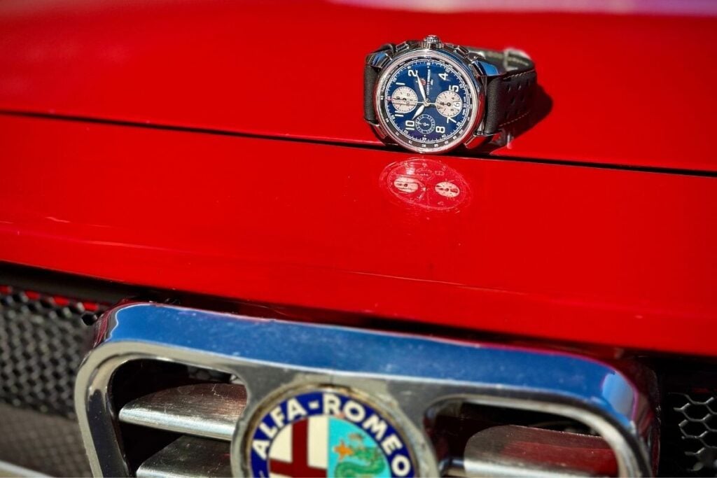 Cuervo y Sobrinos Chronograph Historic Endurance Bali-Blue em cima de um capot vermelho de um carro vintage