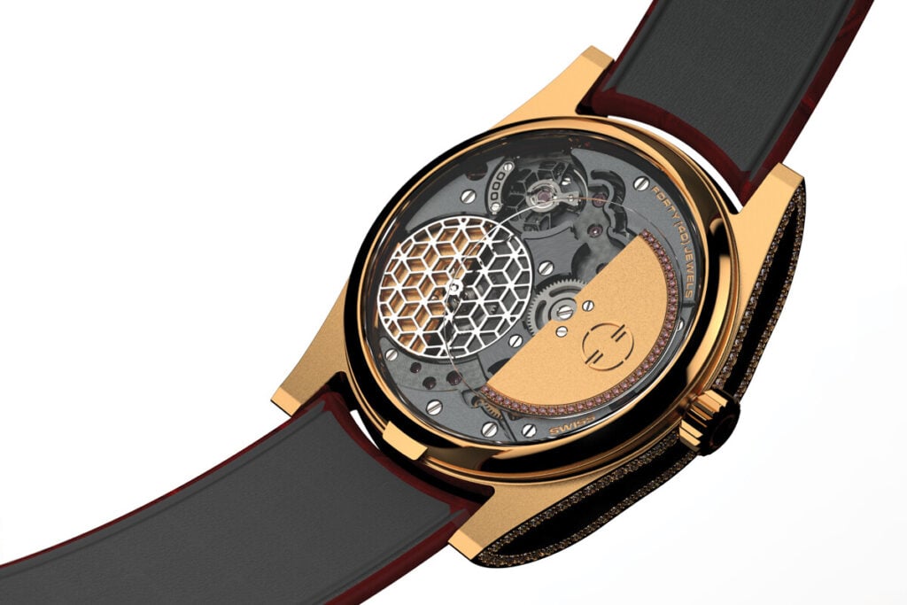 Parte traseira de um relógio de pulso de luxo com caixa dourada e movimento visível, mostrando o rotor parcialmente dourado e um padrão em forma de colmeia sobre a mecânica interna.