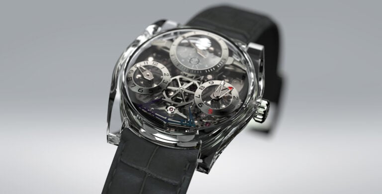 Relógio de luxo com mostrador esqueleto e várias subesferas, caixa transparente e bracelete em pele escura.