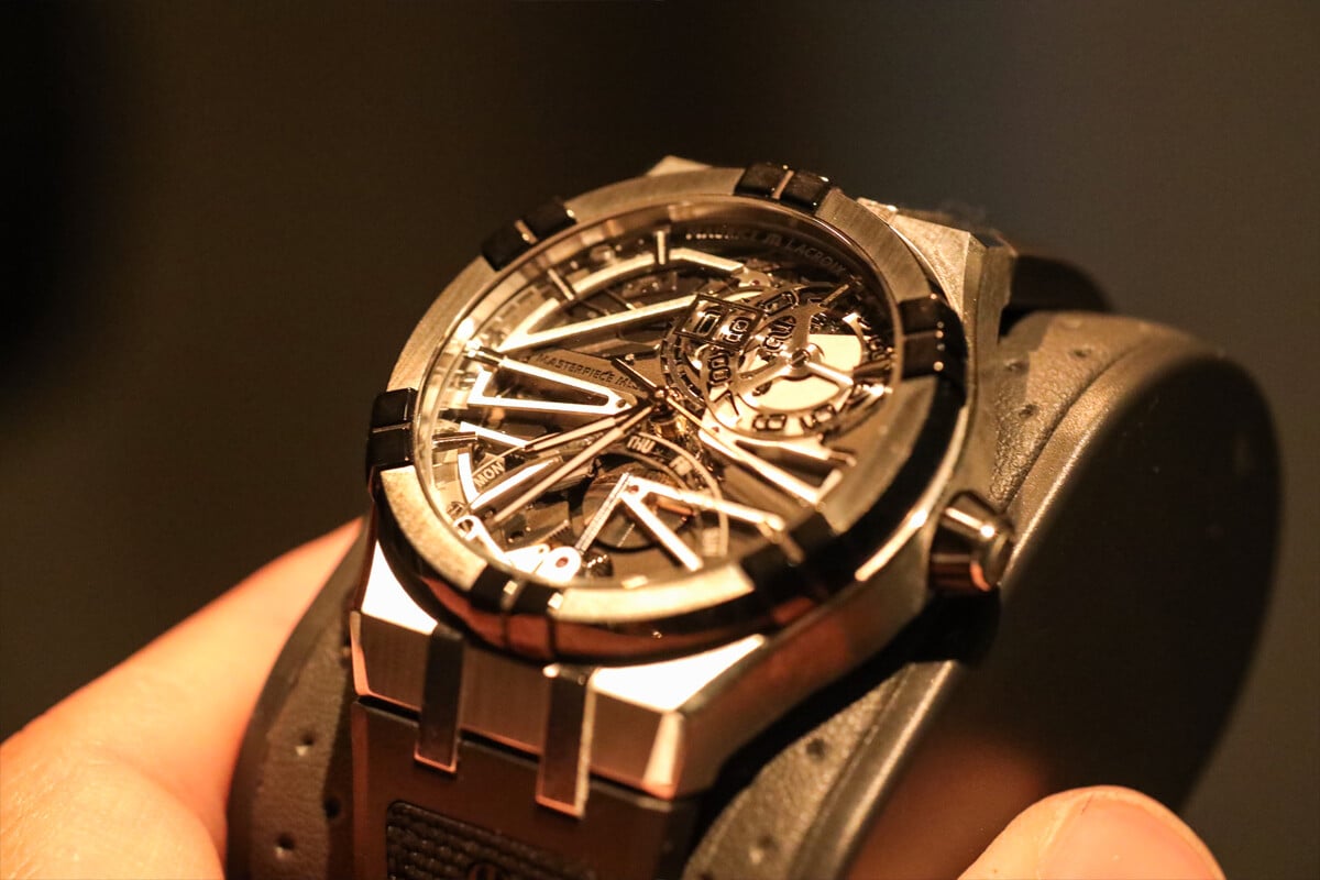 relógio Maurice Lacroix Aikonic Automatic Skeleton com mostrador esqueletizado num expositor