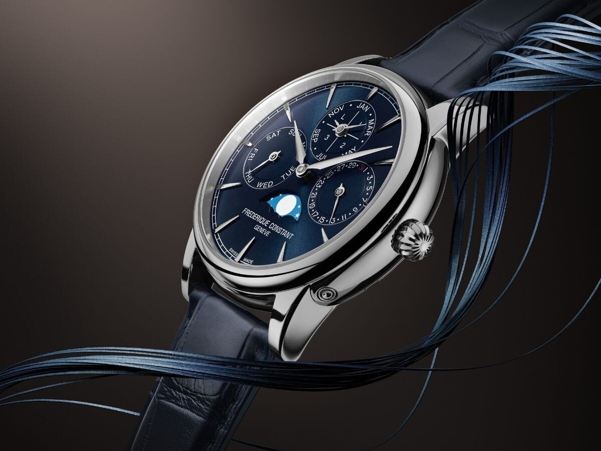 Frederique Constant Classic Perpetual Calendar Manufacture: com mostrador azul escuro sob fundo escuro e com mostrador azul escuro